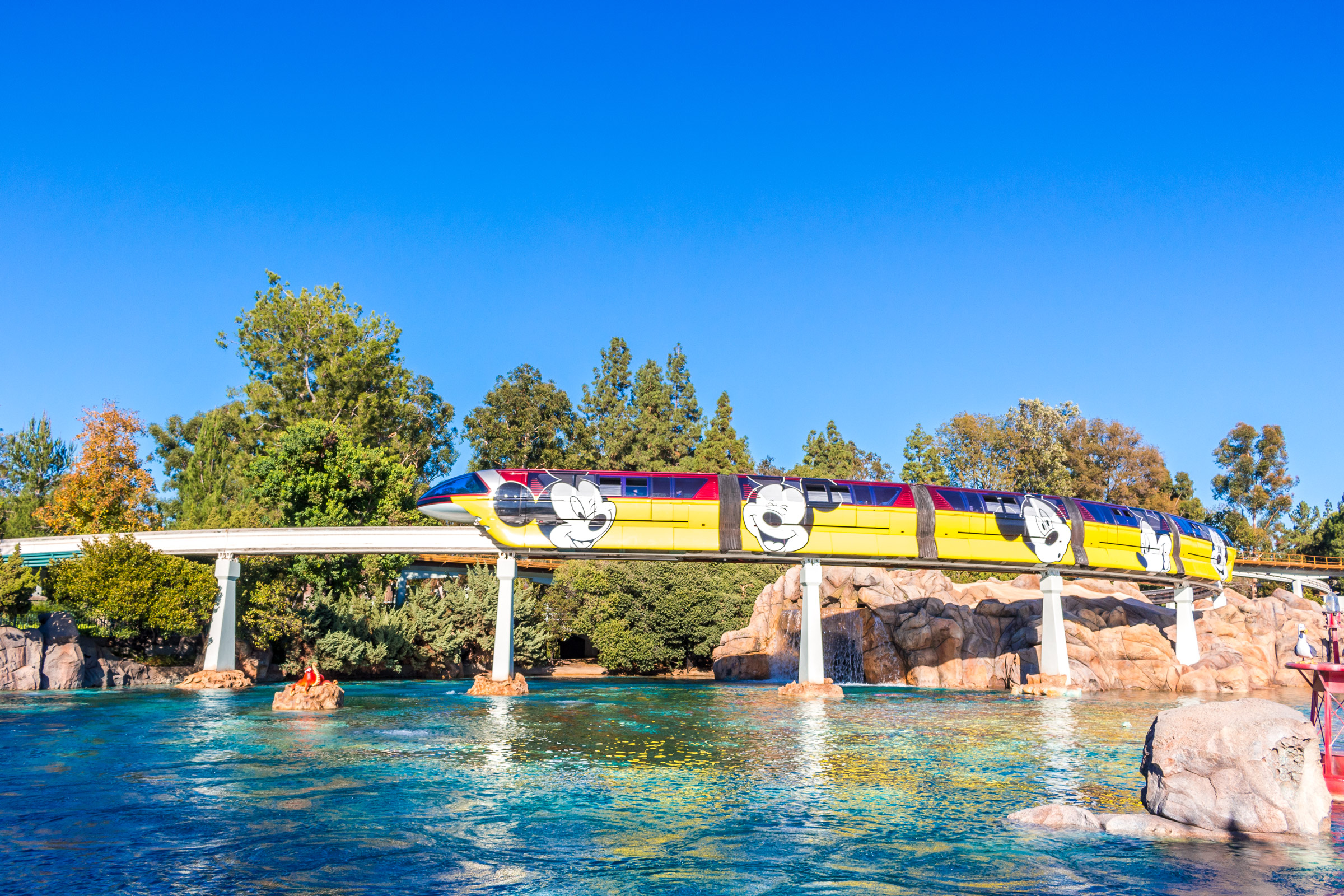 Disneyland Monorail - Disneyland Park at Disneyland Resort | Attraction ...