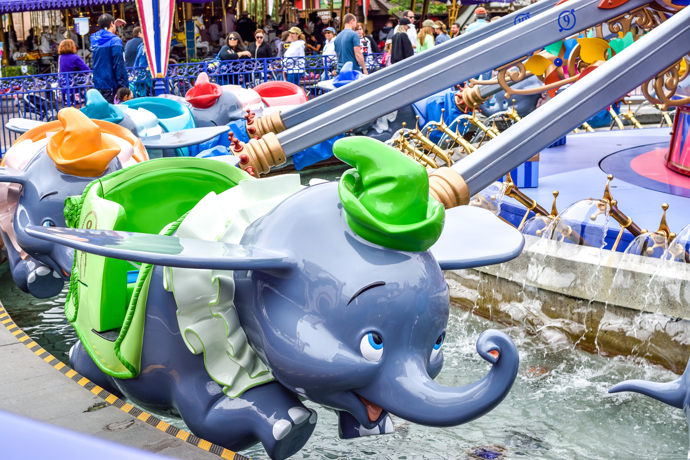 dumbo-the-flying-elephant-at-disneyland-resort-world-of-universal